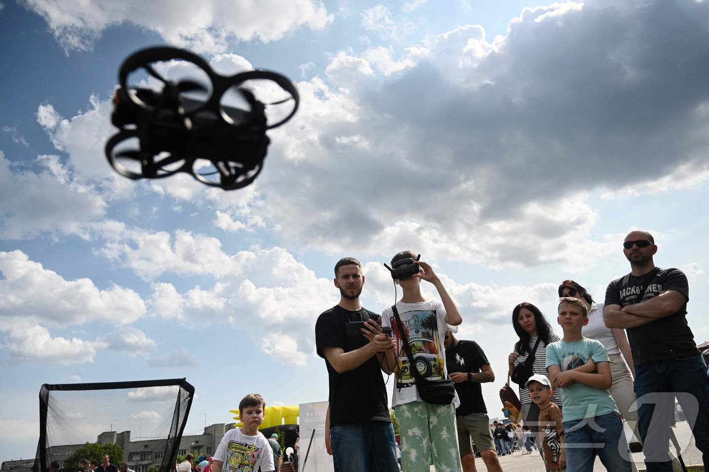 (키이우 AFP=뉴스1) = 1일(현지시간) 러시아의 우크라이나 침공 와중에 우크라이나 리비우에서 열린 어린이날 자선 행사 '언브로큰 키즈 페스트'에서 아이들이 드론 조종법을 배우 …