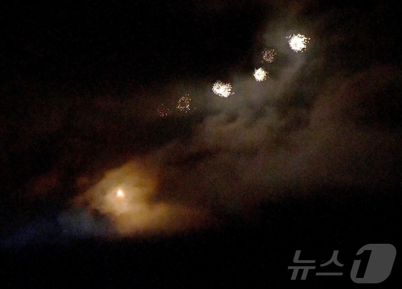 (키이우 AFP=뉴스1) = 우크라이나 방공 시스템에 의해 러시아가 우크라이나 키이우를 향해 쏜 드론이 파괴되고 있다. 2024.09.30.ⓒ AFP=뉴스1