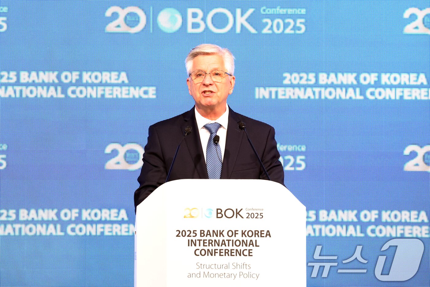 본문 이미지 - 크리스토퍼 월러 미국 연방준비제도 이사가 2일 오전 서울 중구 한국은행 신축별관 컨퍼런스홀에서 열린 &#39;BOK 국제컨퍼런스&#39;에서 기조연설을 하고 있다. 2025.6.2/뉴스1 ⓒ News1 김명섭 기자