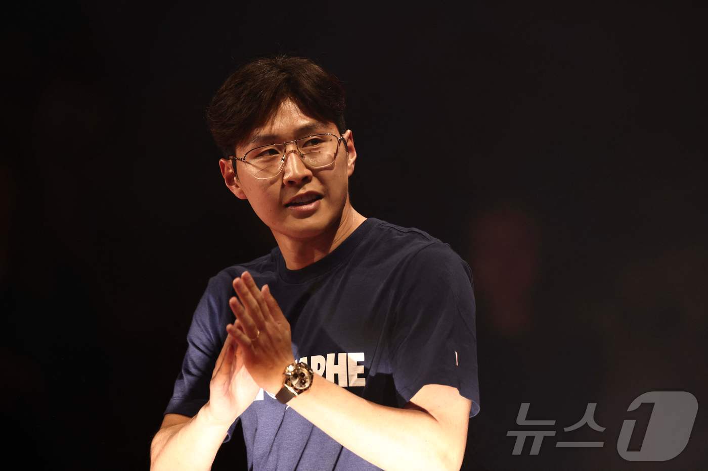 본문 이미지 - 파리 생제르맹(PSG)의 유럽축구연맹(UEFA) 챔피언스리그 우승 파티에 참가한 이강인. ⓒ AFP=뉴스1