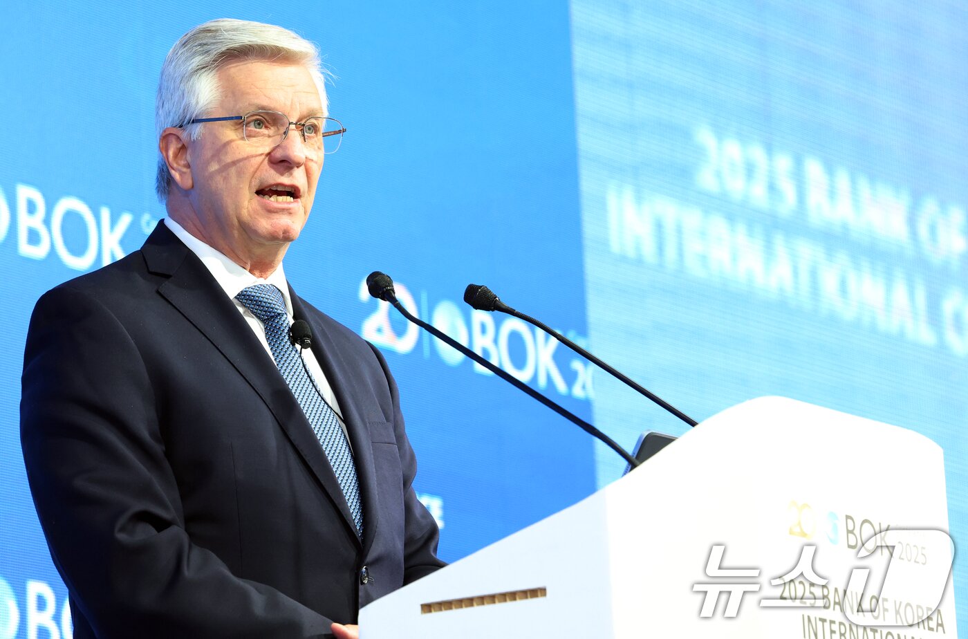 본문 이미지 - 크리스토퍼 월러 미국 연방준비제도 이사가 2일 오전 서울 중구 한국은행 신축별관 컨퍼런스홀에서 열린 &#39;BOK 국제컨퍼런스&#39;에서 기조연설을 하고 있다. 2025.6.2/뉴스1 ⓒ News1 김명섭 기자