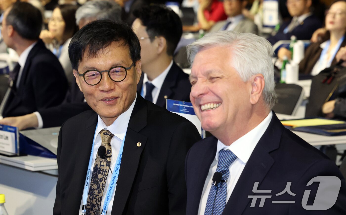 본문 이미지 - 이챵용 한은 총재와 크리스토퍼 월러 연준 이사가 지난 6월 &#39;BOK 국제컨퍼런스&#39;에서 대화하고 있다. /뉴스1 ⓒ News1 김명섭 기자
