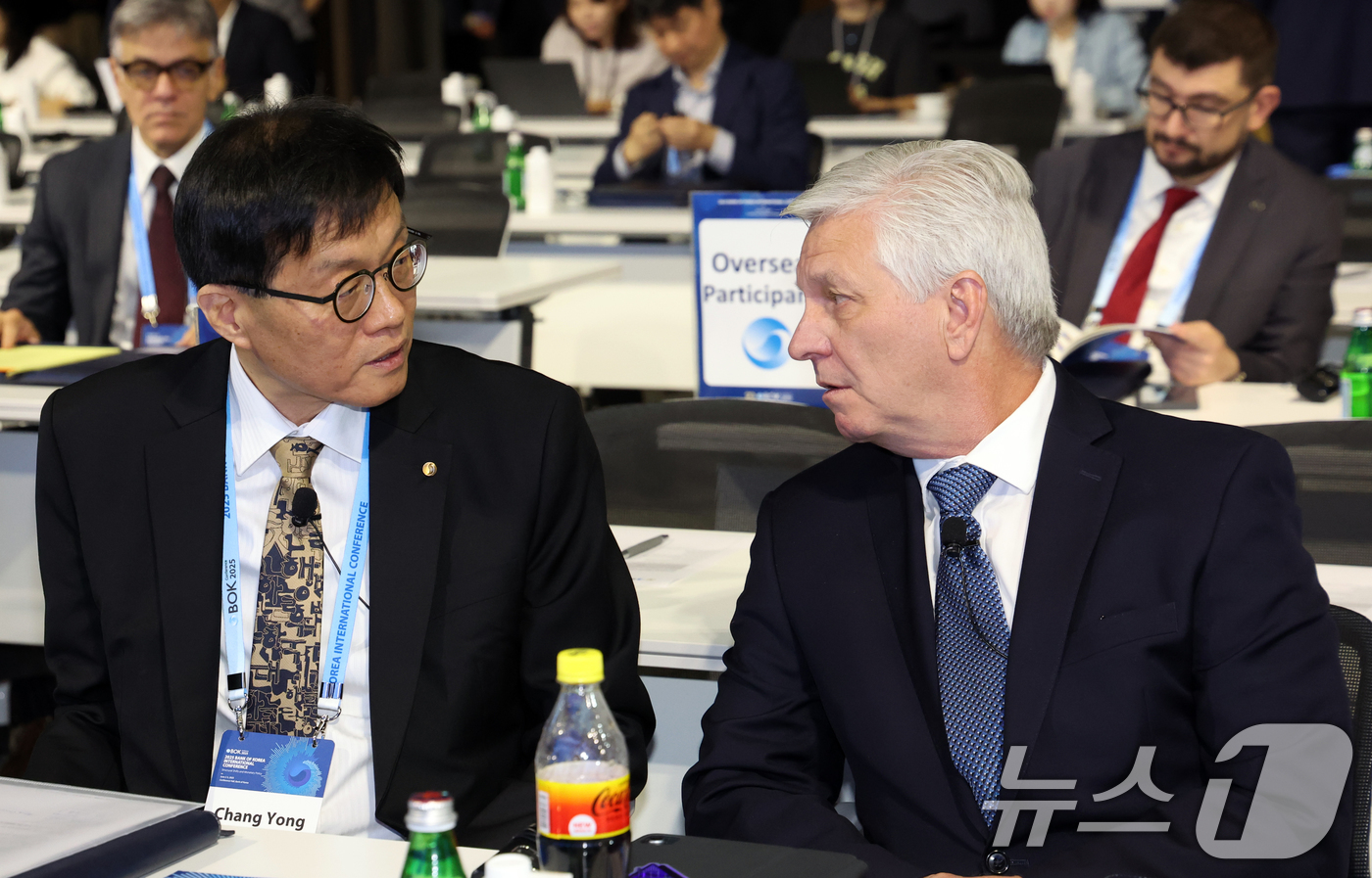 (서울=뉴스1) 김명섭 기자 = 이챵용 한국은행 총재와 크리스토퍼 월러 미국 연방준비제도 이사가 2일 오전 서울 중구 한국은행  신축별관 컨퍼런스홀에서 열린 'BOK 국제컨퍼런스' …