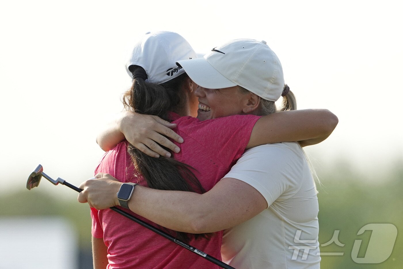 본문 이미지 - 마야 스타르크(오른쪽)가 2일(한국시간) 열린 US 여자오픈에서 우승을 확정한 뒤 기뻐하고 있다. ⓒ AFP=뉴스1