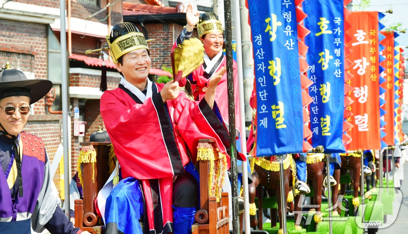 (경산=뉴스1) 정우용 기자 = 조현일 경산시장이 단오날인 지난 31일 열린 자인단오제에서 한장군 사당으로 제사를 지내러 가는 제관들의 행렬을 재현한 '호장 행렬' 의 제관으로 변 …