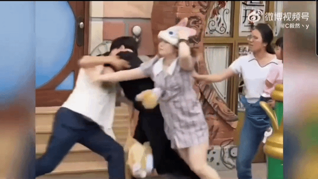 "우리 사진 찍는데 왜 들어와"…中 상하이 디즈니랜드 난투극