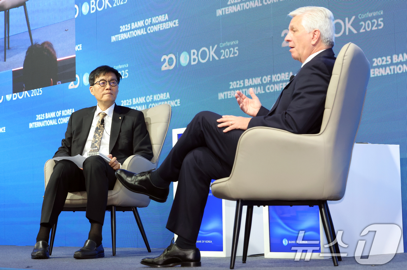 (서울=뉴스1) 김명섭 기자 = 이챵용 한국은행 총재와 크리스토퍼 월러 미국 연방준비제도 이사가 2일 오전 서울 중구 한국은행 신축별관 컨퍼런스홀에서 열린 'BOK 국제컨퍼런스'에 …