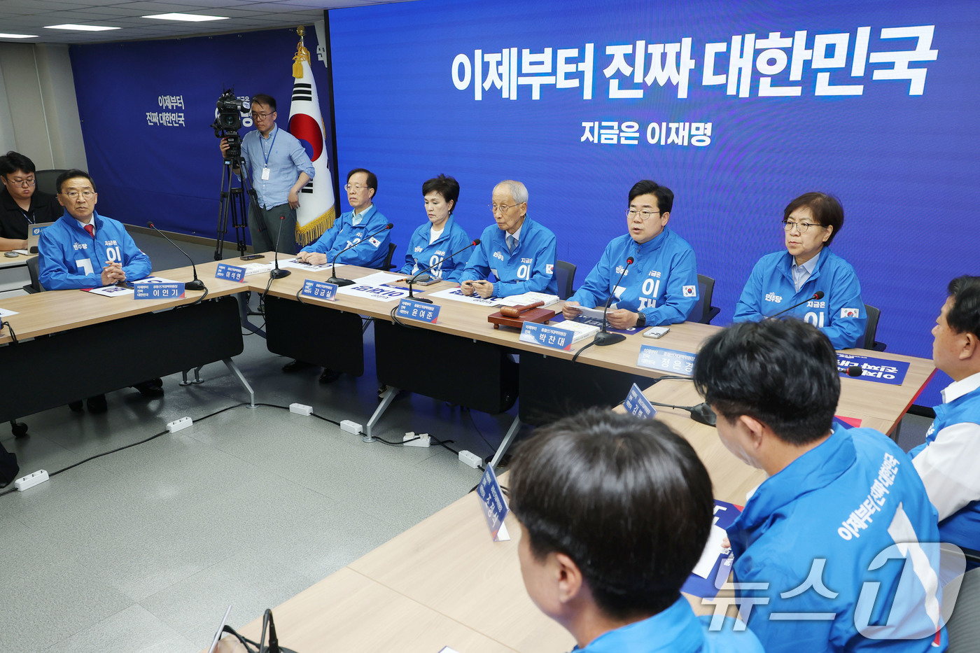 (서울=뉴스1) 이광호 기자 = 박찬대 더불어민주당 상임총괄선거대책위원장이 2일 오전 서울 여의도 당사에서 열린 중앙선거대책위원회의에서 발언하고 있다.  2025.6.2/뉴스1