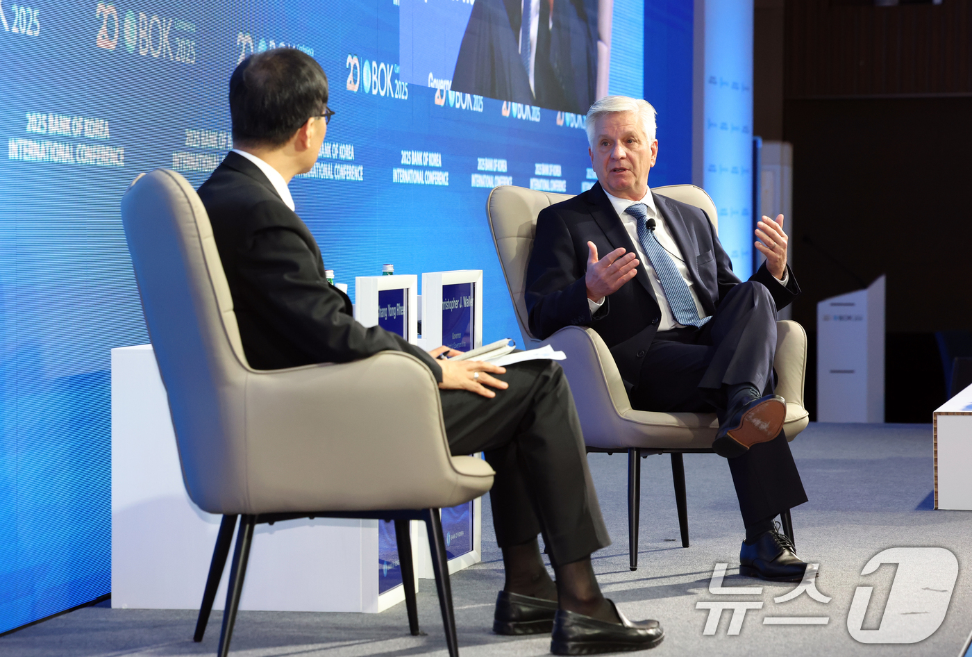 (서울=뉴스1) 김명섭 기자 = 이챵용 한국은행 총재와 크리스토퍼 월러 미국 연방준비제도 이사가 2일 오전 서울 중구 한국은행 신축별관 컨퍼런스홀에서 열린 'BOK 국제컨퍼런스'에 …