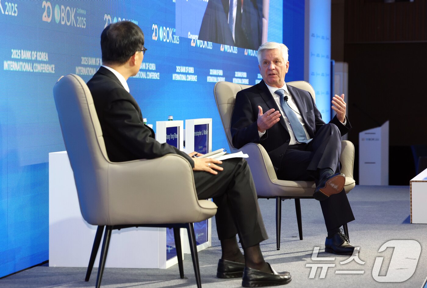 본문 이미지 - 이챵용 한국은행 총재와 크리스토퍼 월러 미국 연방준비제도 이사가 2일 오전 서울 중구 한국은행 신축별관 컨퍼런스홀에서 열린 'BOK 국제컨퍼런스'에서 대담을 하고 있다.  2025.6.2/뉴스1 ⓒ News1 김명섭 기자