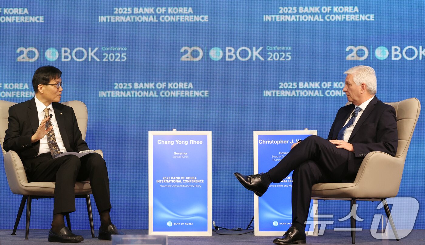 본문 이미지 - 이챵용 한국은행 총재와 크리스토퍼 월러 미국 연방준비제도 이사가 2일 오전 서울 중구 한국은행 신축별관 컨퍼런스홀에서 열린 'BOK 국제컨퍼런스'에서 대담을 하고 있다. 올해 주제는 '경제 구조 변화와 통화정책'로 미국의 경제 전망과 물가안정목표제, 인구구조 및 재정, 기후변화 , AI 기술이 통화정책에 미치는 영향에 대해 논의된다. 2025.6.2/뉴스1 ⓒ News1 김명섭 기자