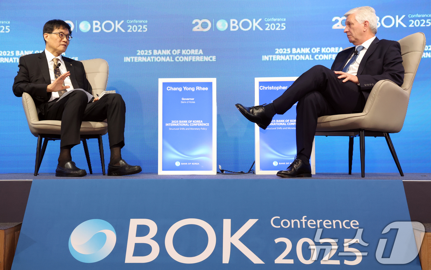 (서울=뉴스1) 김명섭 기자 = 이챵용 한국은행 총재와 크리스토퍼 월러 미국 연방준비제도 이사가 2일 오전 서울 중구 한국은행 신축별관 컨퍼런스홀에서 열린 'BOK 국제컨퍼런스'에 …