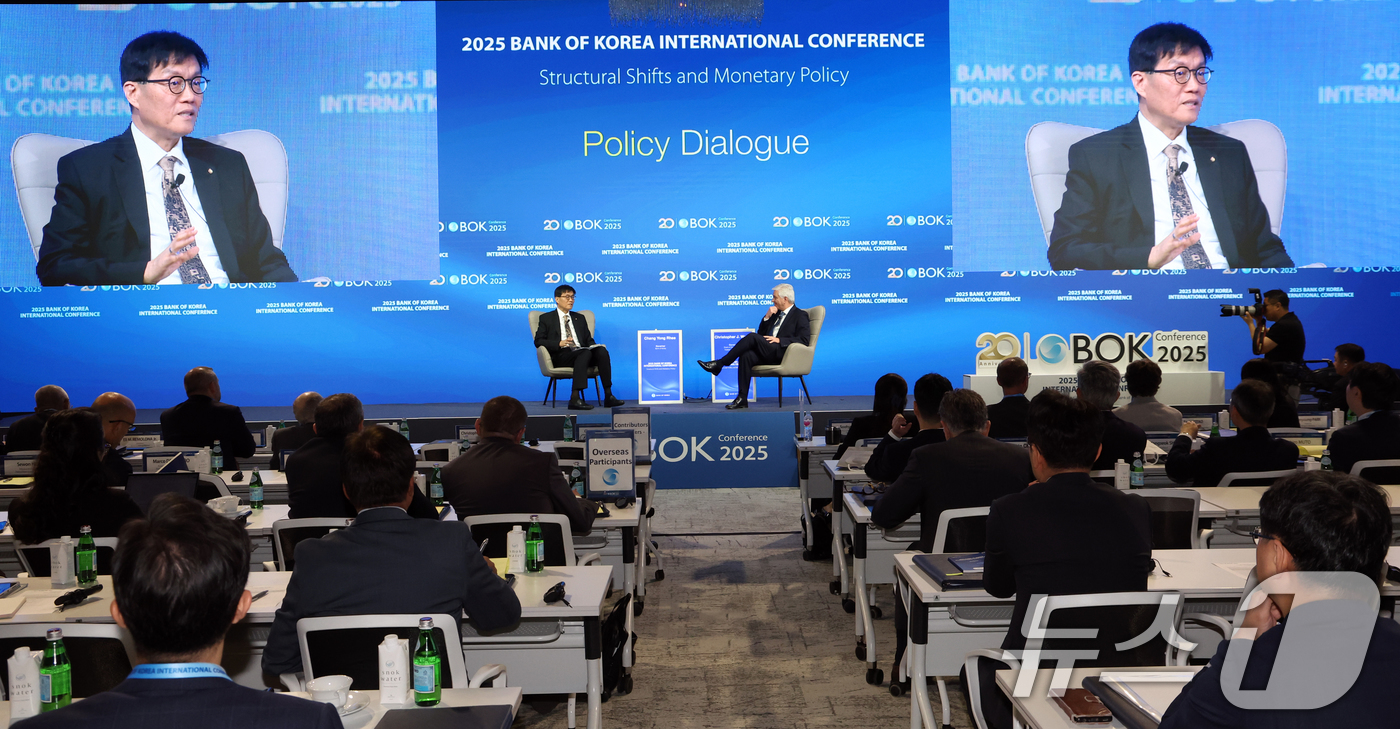 (서울=뉴스1) 김명섭 기자 = 이챵용 한국은행 총재와 크리스토퍼 월러 미국 연방준비제도 이사가 2일 오전 서울 중구 한국은행 신축별관 컨퍼런스홀에서 열린 'BOK 국제컨퍼런스'에 …