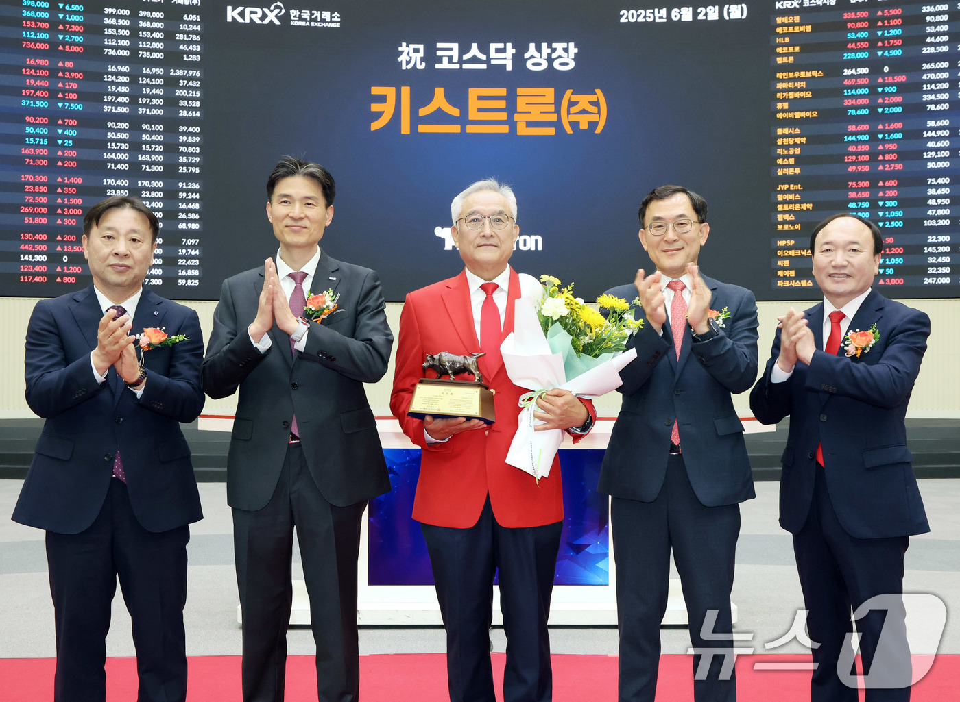 (서울=뉴스1) = 2일 서울 영등포구 한국거래소에서 열린 키스트론 코스닥시장 상장 기념식에서 유도석 한국IR협의회 상무, 민경욱 한국거래소 코스닥시장본부장, 정민호 키스트론 대표 …