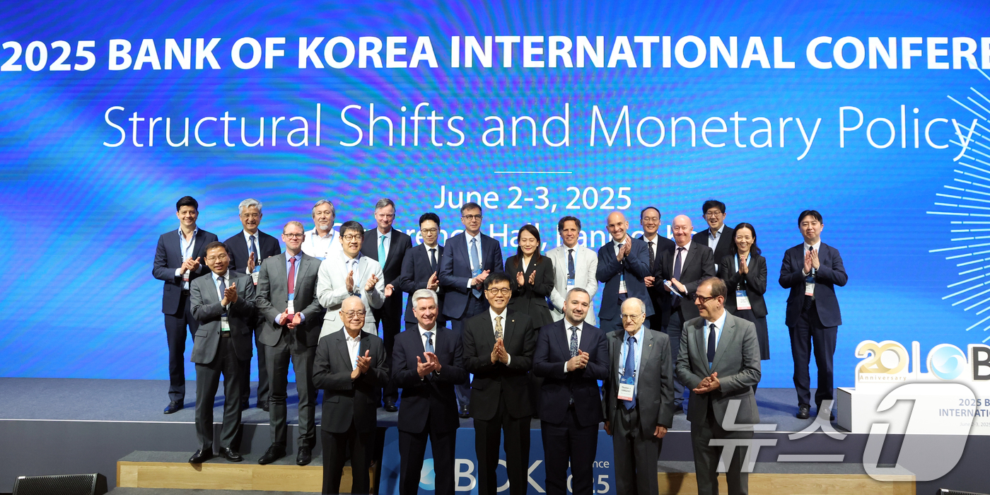 (서울=뉴스1) 김명섭 기자 = 이챵용 한국은행 총재와 크리스토퍼 월러 미국 연방준비제도 이사 등이 2일 오전 서울 중구 한국은행 신축별관 컨퍼런스홀에서 열린 'BOK 국제컨퍼런스 …