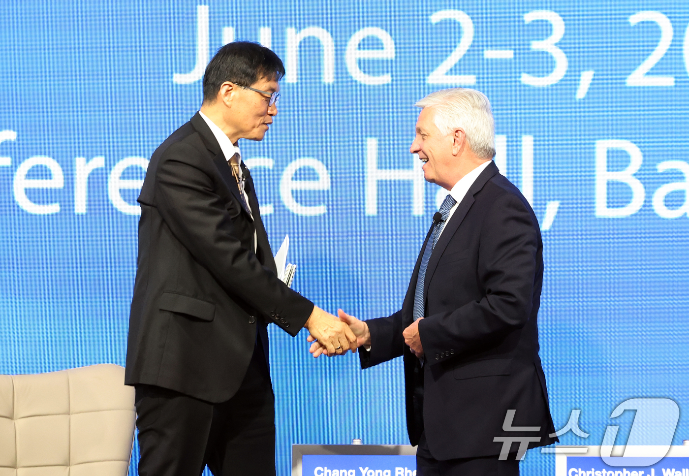 (서울=뉴스1) 김명섭 기자 = 이챵용 한국은행 총재와 크리스토퍼 월러 미국 연방준비제도 이사가 2일 오전 서울 중구 한국은행 신축별관 컨퍼런스홀에서 열린 'BOK 국제컨퍼런스' …
