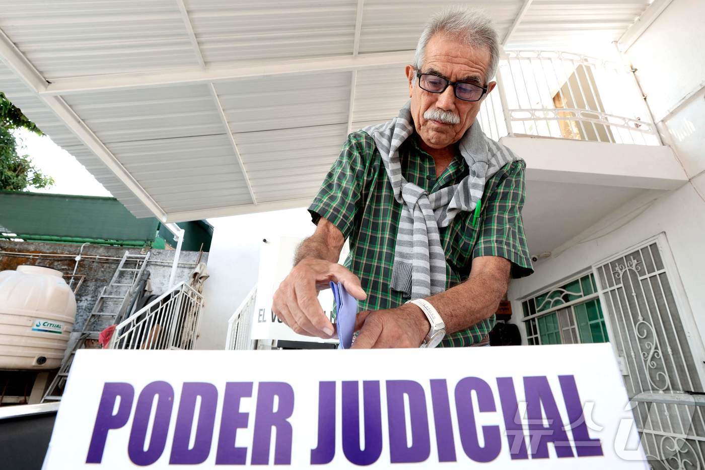 본문 이미지 - 1일(현지시간) 멕시코 할리스코주 과달라하라의 투표소에서 유권자들이 판사 선출 투표를 하고 있다. ⓒ AFP=뉴스1