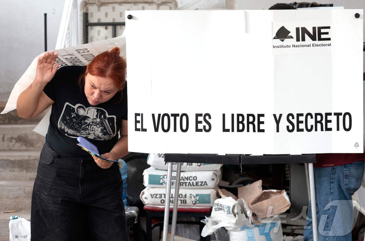 본문 이미지 - 1일(현지시간) 멕시코 할리스코주 과달라하라의 투표소에서 유권자들이 판사 선출 투표를 하고 있다. ⓒ AFP=뉴스1