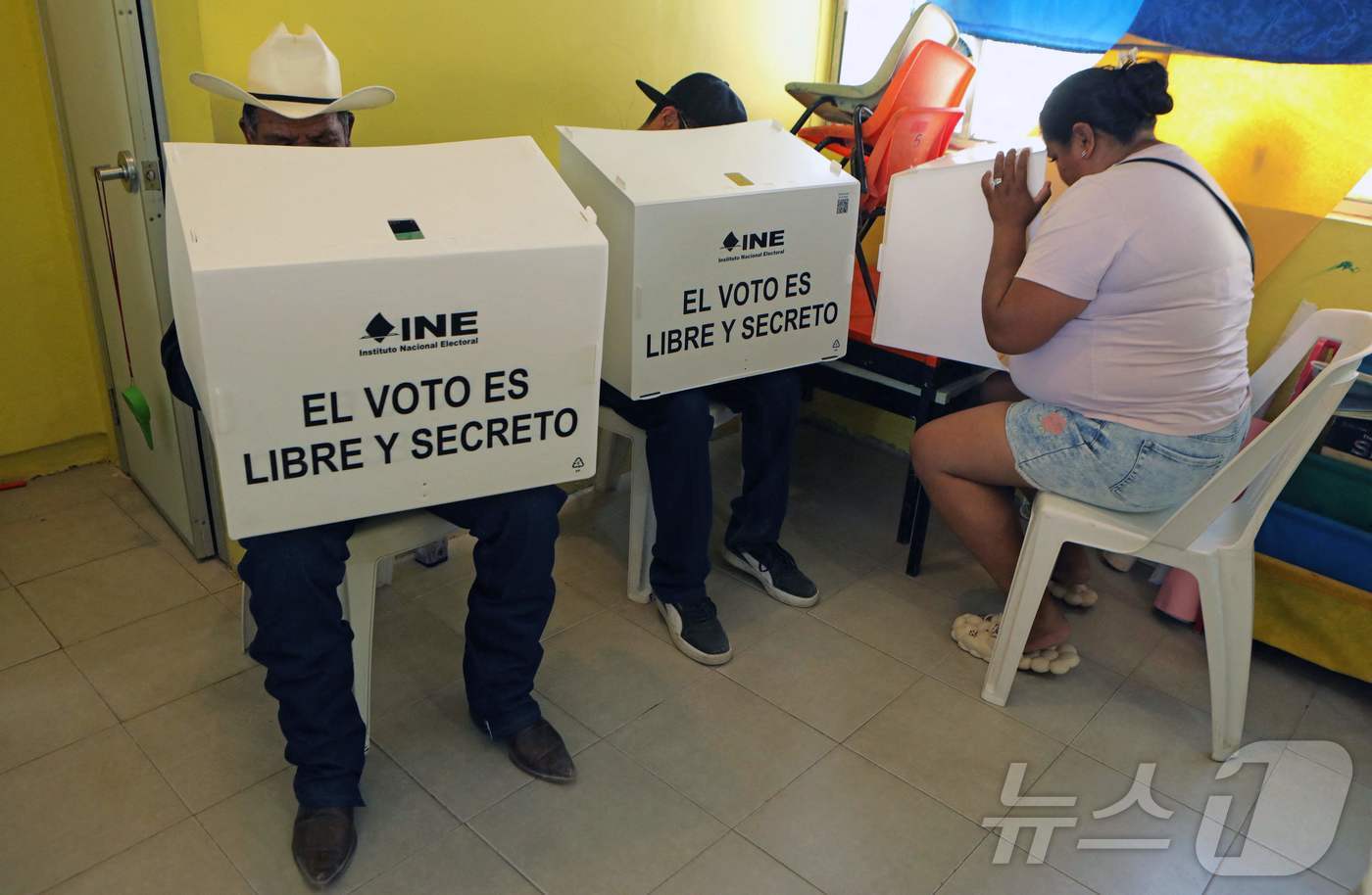 본문 이미지 - 1일(현지시간) 멕시코 치와와주 시우다드 후아레스 투표소에서 유권자들이 판사 선출 투표를 하고 있다. ⓒ AFP=뉴스1