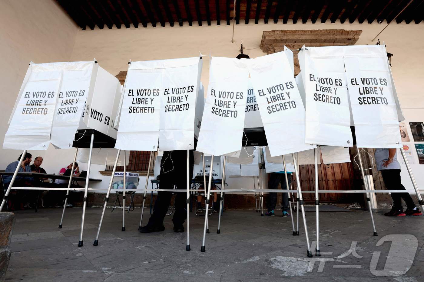 본문 이미지 - 1일(현지시간) 멕시코 할리스코주 과달라하라의 투표소에서 유권자들이 판사 선출 투표를 하고 있다. ⓒ AFP=뉴스1