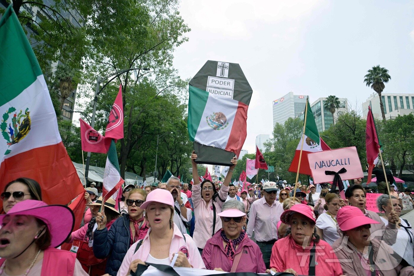 본문 이미지 - 1일(현지시간) 멕시코시티 레포르마 거리에서 시민들이 판사 선거 반대 시위를 하고 있다.ⓒ AFP=뉴스1