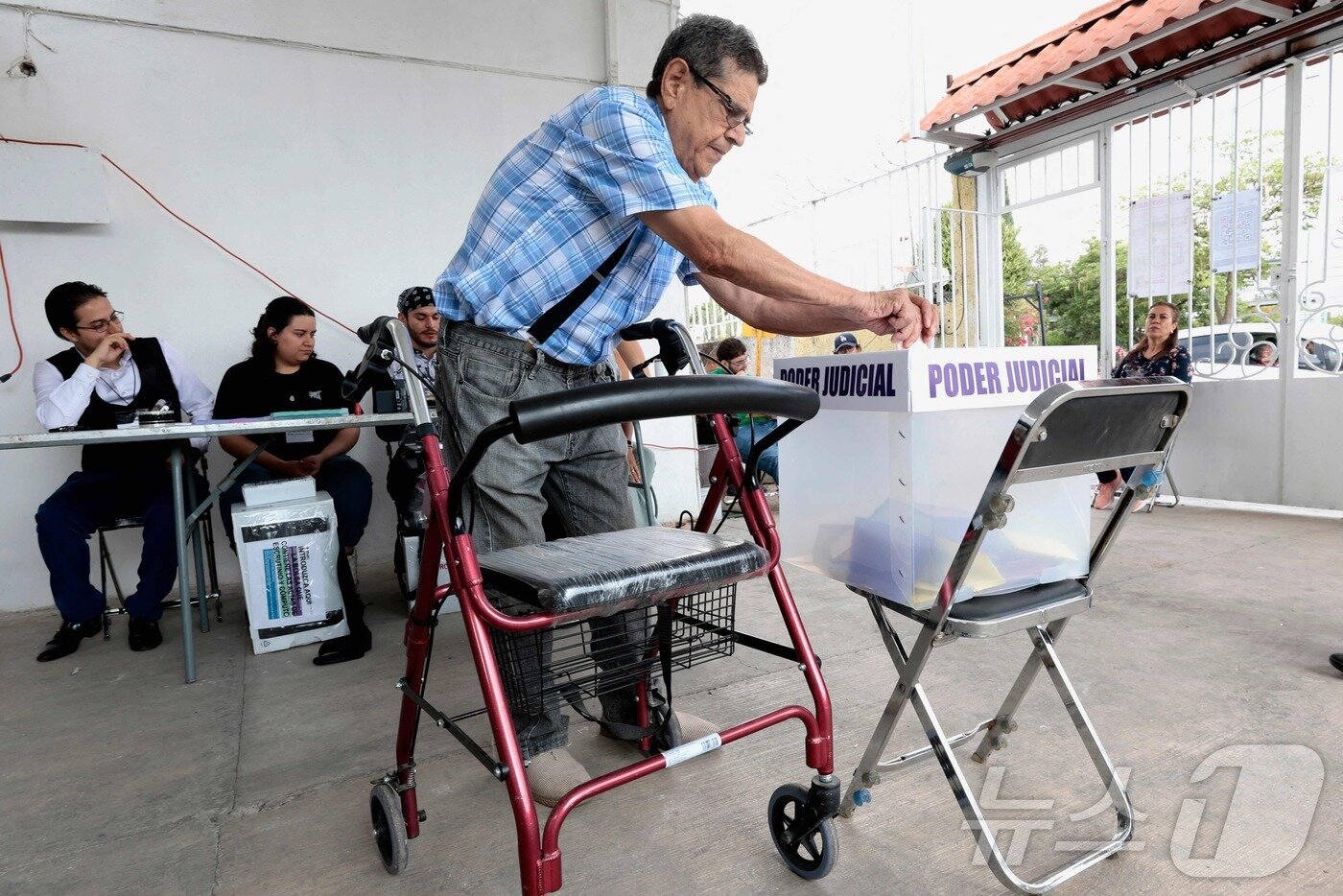 본문 이미지 - 1일(현지시간) 멕시코 할리스코주 과달라하라의 투표소에서 유권자들이 판사 선출 투표를 하고 있다.  ⓒ AFP=뉴스1