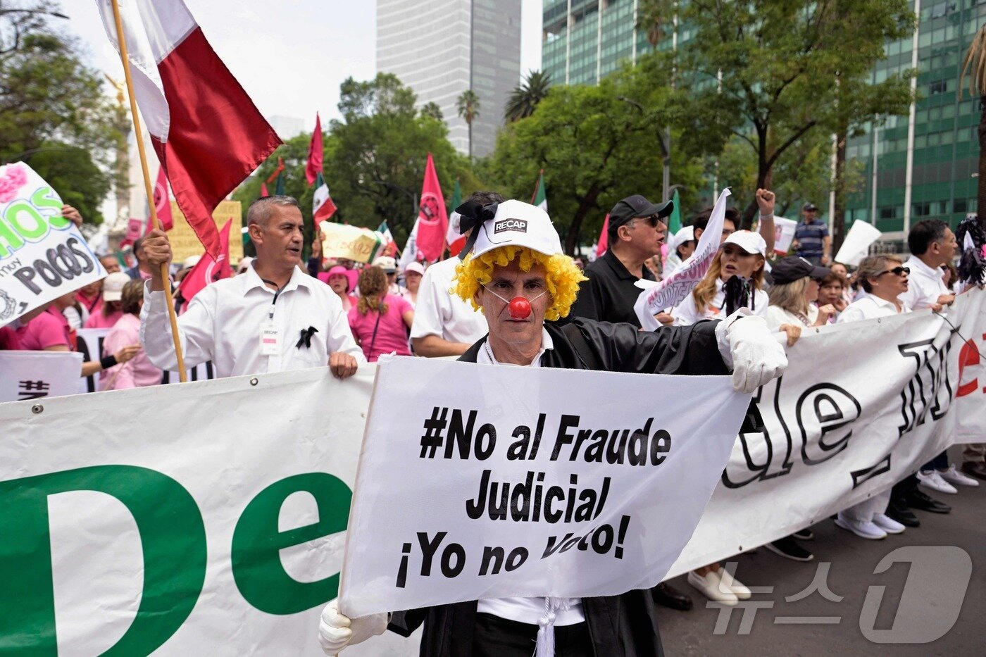 본문 이미지 - 1일(현지시간) 멕시코시티 레포르마 거리에서 시민들이 판사 선거 반대 시위를 하고 있다. ⓒ AFP=뉴스1