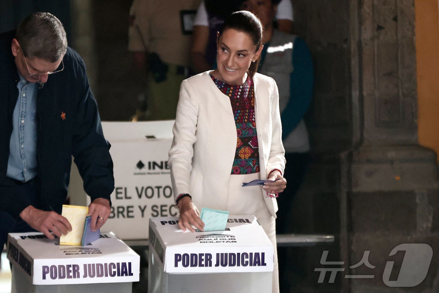 본문 이미지 - 클라우디아 셰인바움 멕시코 대통령이 1일(현지시간) 멕시코 멕시코시티 투표소에서 판사 선출 투표를 하고 있다.  ⓒ AFP=뉴스1