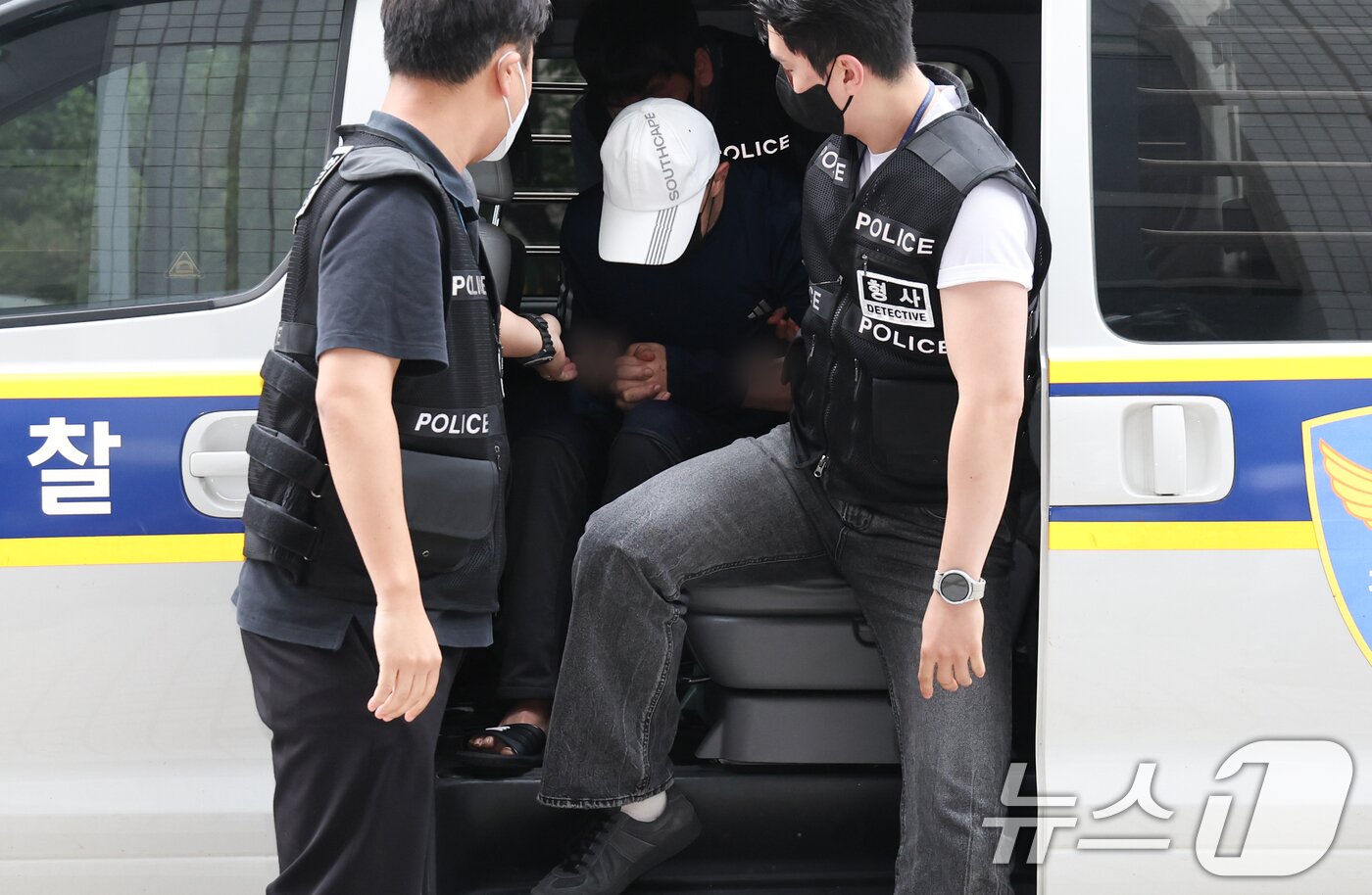 본문 이미지 - 운행 중인 서울지하철 5호선 열차에서 불을 지른 원 모 씨가 2일 서울 양천구 서울남부지법에서 열린 구속 전 피의자 심문(영장실질심사)에 출석하고 있다. 2025.6.2/뉴스1 ⓒ News1 허경 기자