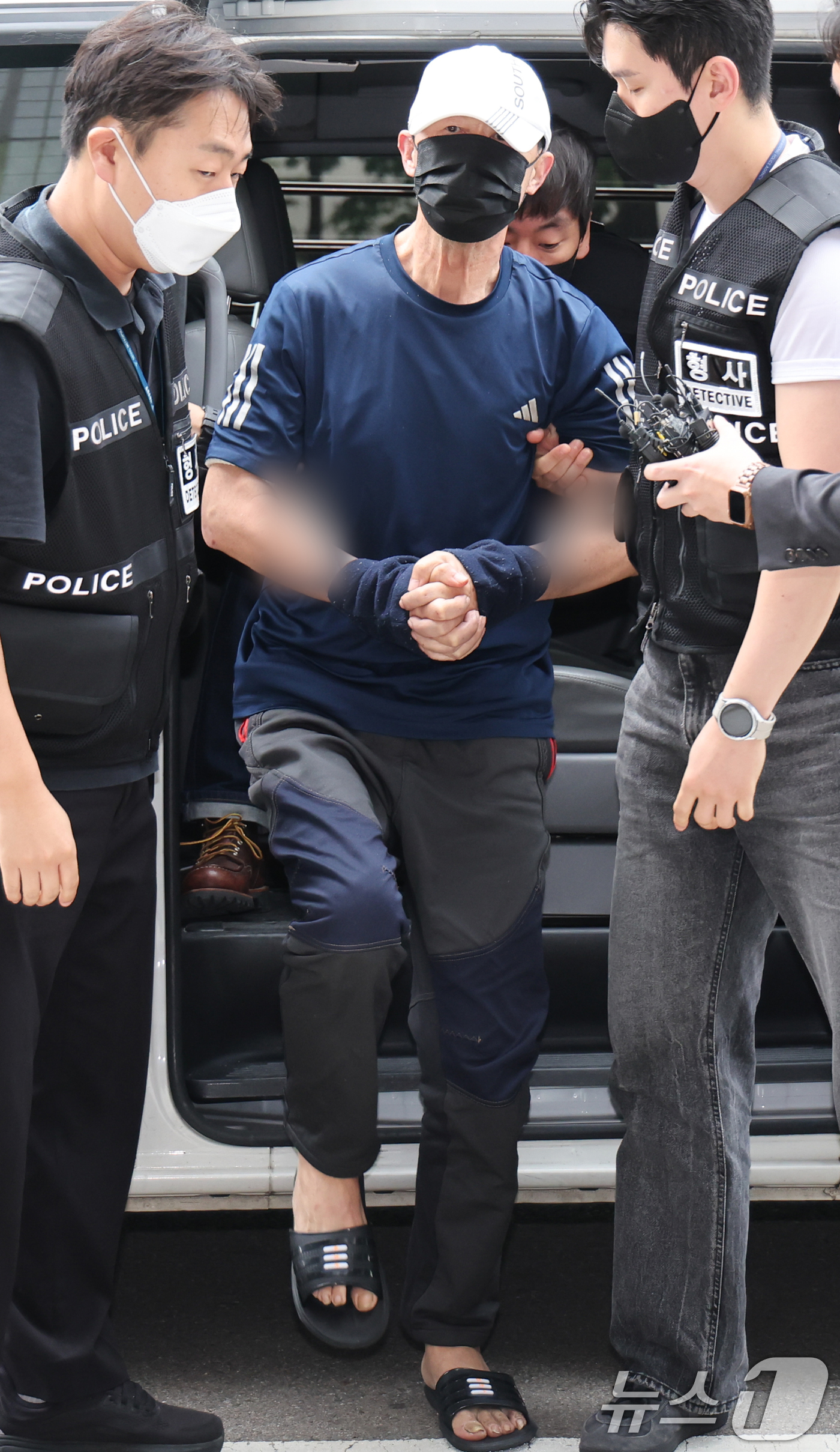 (서울=뉴스1) 허경 기자 = 운행 중인 서울지하철 5호선 열차에서 불을 지른 원 모 씨가 2일 서울 양천구 서울남부지법에서 열린 구속 전 피의자 심문(영장실질심사)에 출석하고 있 …