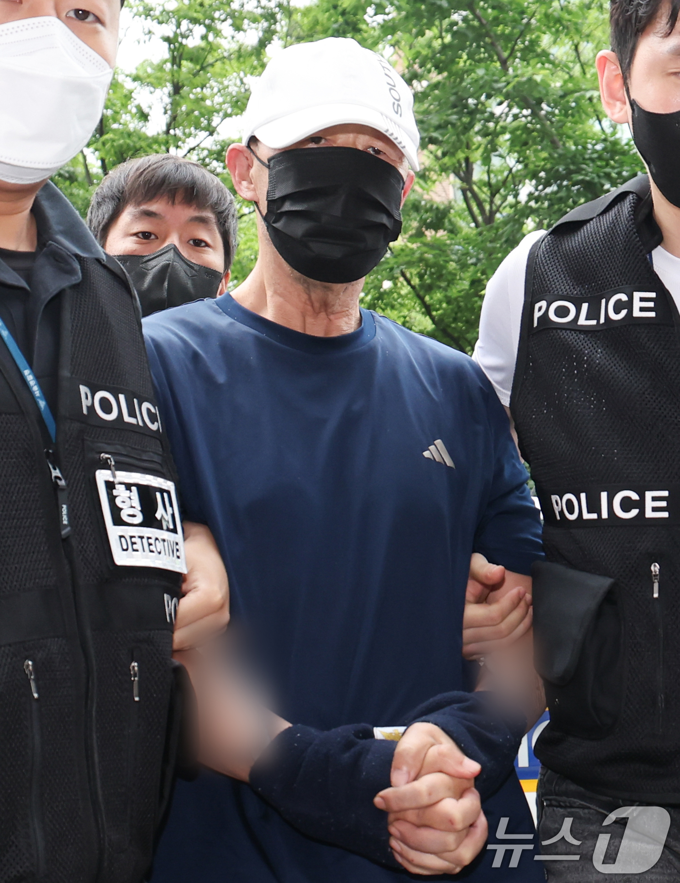 (서울=뉴스1) 허경 기자 = 운행 중인 서울지하철 5호선 열차에서 불을 지른 원 모 씨가 2일 서울 양천구 서울남부지법에서 열린 구속 전 피의자 심문(영장실질심사)에 출석하고 있 …