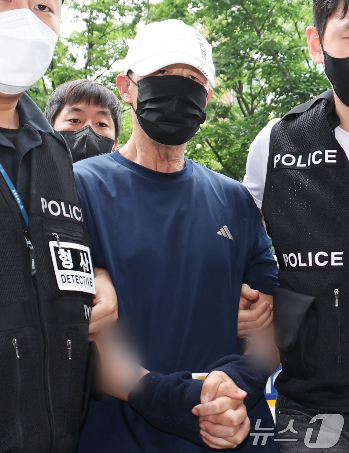 본문 이미지 - 운행 중인 서울지하철 5호선 열차에서 불을 지른 원 모 씨가 2일 서울 양천구 서울남부지법에서 열린 구속 전 피의자 심문(영장실질심사)에 출석하고 있다. 원 모 씨는 지난달 31일 서울 여의나루역과 마포역 사이 터널 구간을 달리던 열차 안에서 인화성 액체를 뿌린 뒤 옷가지에 불을 붙여 방화한 혐의를 받는다. 2025.6.2/뉴스1 ⓒ News1 허경 기자