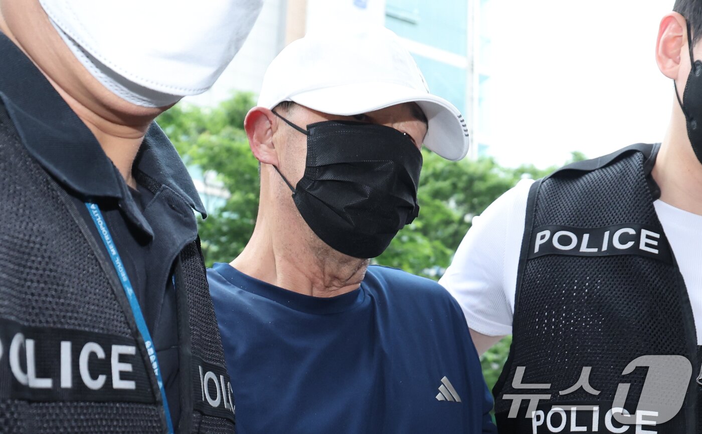 본문 이미지 - 운행 중인 서울지하철 5호선 열차에서 불을 지른 원 모 씨가 2일 서울 양천구 서울남부지법에서 열린 구속 전 피의자 심문(영장실질심사)에 출석하고 있다. 원 모 씨는 지난달 31일 서울 여의나루역과 마포역 사이 터널 구간을 달리던 열차 안에서 인화성 액체를 뿌린 뒤 옷가지에 불을 붙여 방화한 혐의를 받는다. 2025.6.2/뉴스1 ⓒ News1 허경 기자