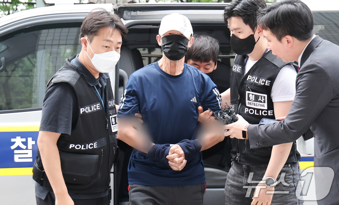 (서울=뉴스1) 허경 기자 = 운행 중인 서울지하철 5호선 열차에서 불을 지른 원 모 씨가 2일 서울 양천구 서울남부지법에서 열린 구속 전 피의자 심문(영장실질심사)에 출석하고 있 …