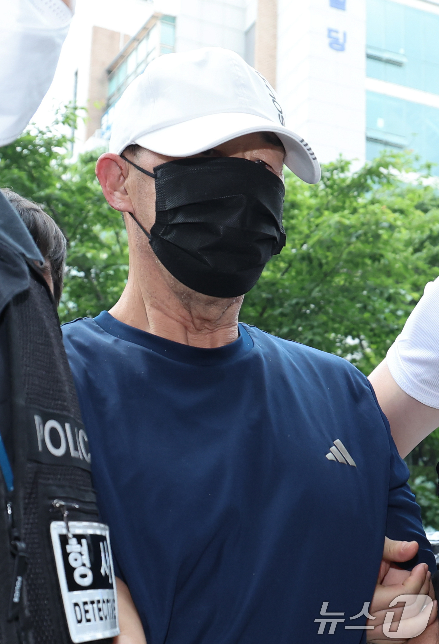 (서울=뉴스1) 허경 기자 = 운행 중인 서울지하철 5호선 열차에서 불을 지른 원 모 씨가 2일 서울 양천구 서울남부지법에서 열린 구속 전 피의자 심문(영장실질심사)에 출석하고 있 …