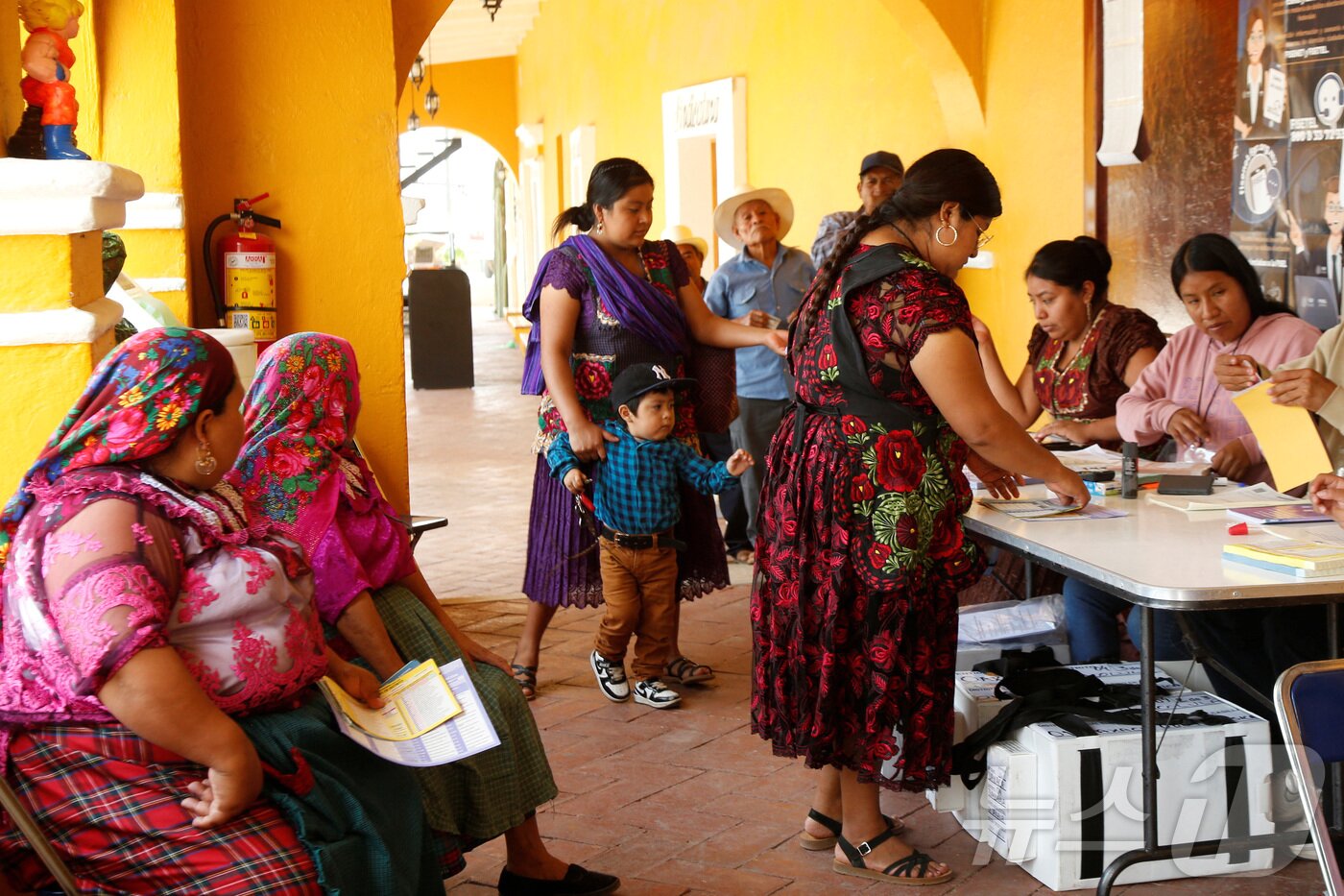본문 이미지 - 1일(현지시간) 멕시코 오아하카주 산 바르톨로메키알라나 투표소에서 유권자들이 판사 선출을 위한 투표를 하고 있다. ⓒ 로이터=뉴스1