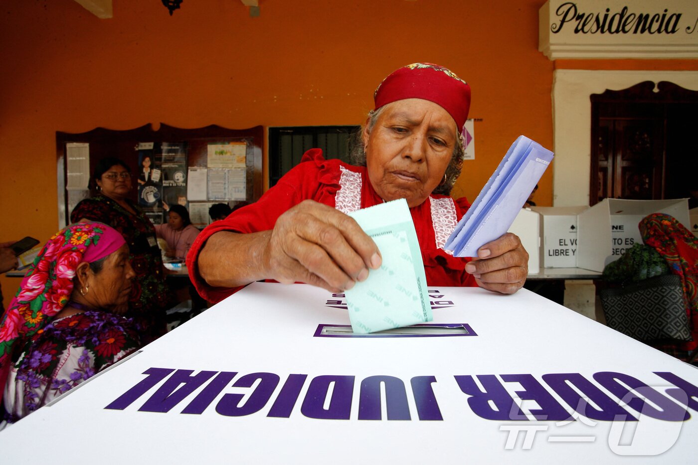 본문 이미지 - 1일(현지시간) 멕시코 오아하카주 산 바르톨로메키알라나 투표소에서 유권자들이 판사 선출을 위한 투표를 하고 있다. ⓒ 로이터=뉴스1