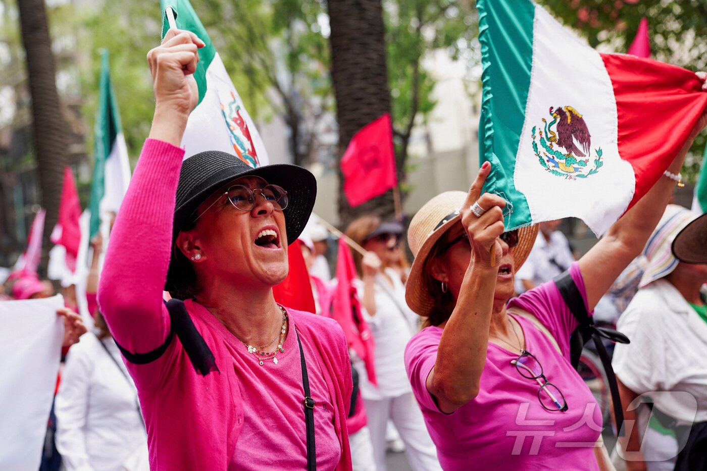 본문 이미지 - 1일(현지시간) 멕시코시티 레포르마 거리에서 시민들이 판사 선거 반대 시위를 하고 있다. ⓒ 로이터=뉴스1