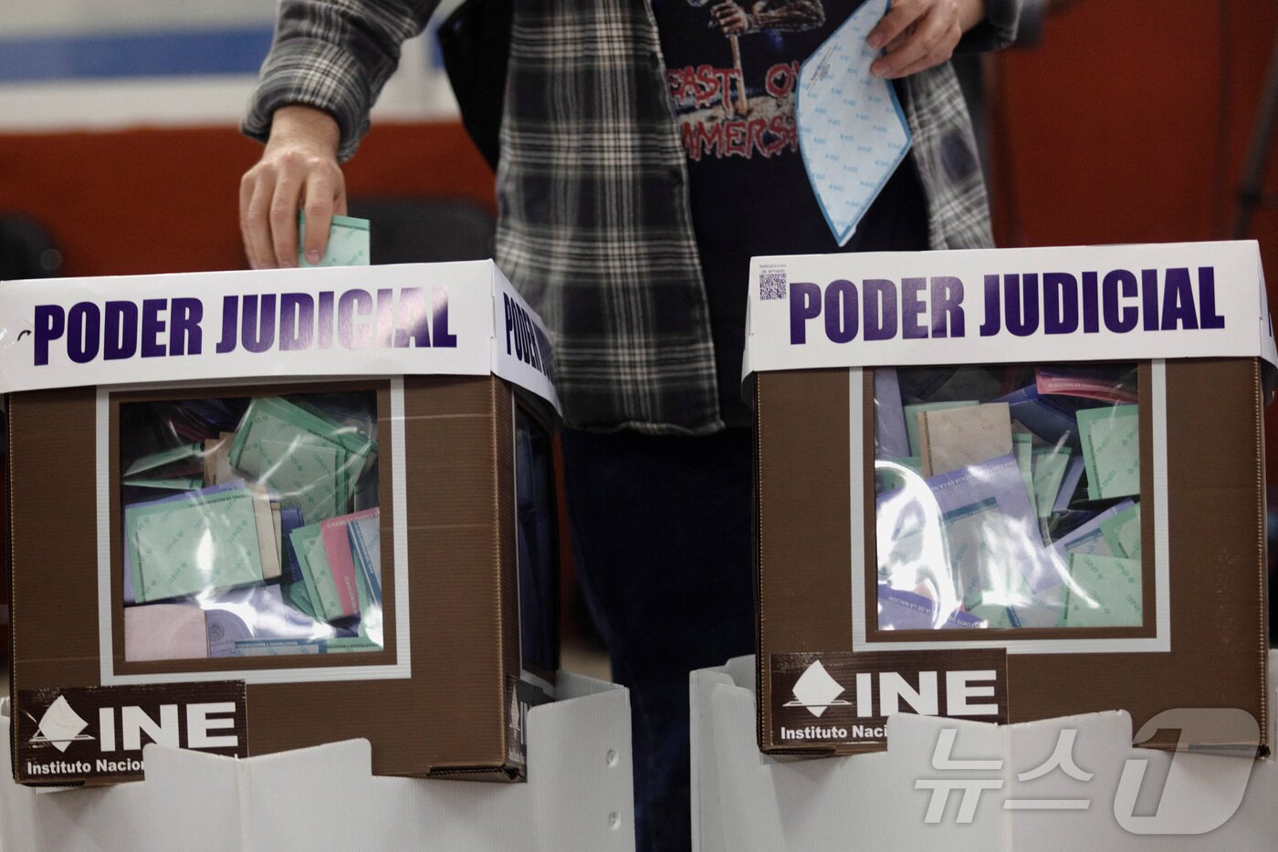 본문 이미지 - 1일(현지시간) 멕시코시티 한 투표소에서 판사 직선제 선출 투표를 하고 있다.ⓒ 로이터=뉴스1