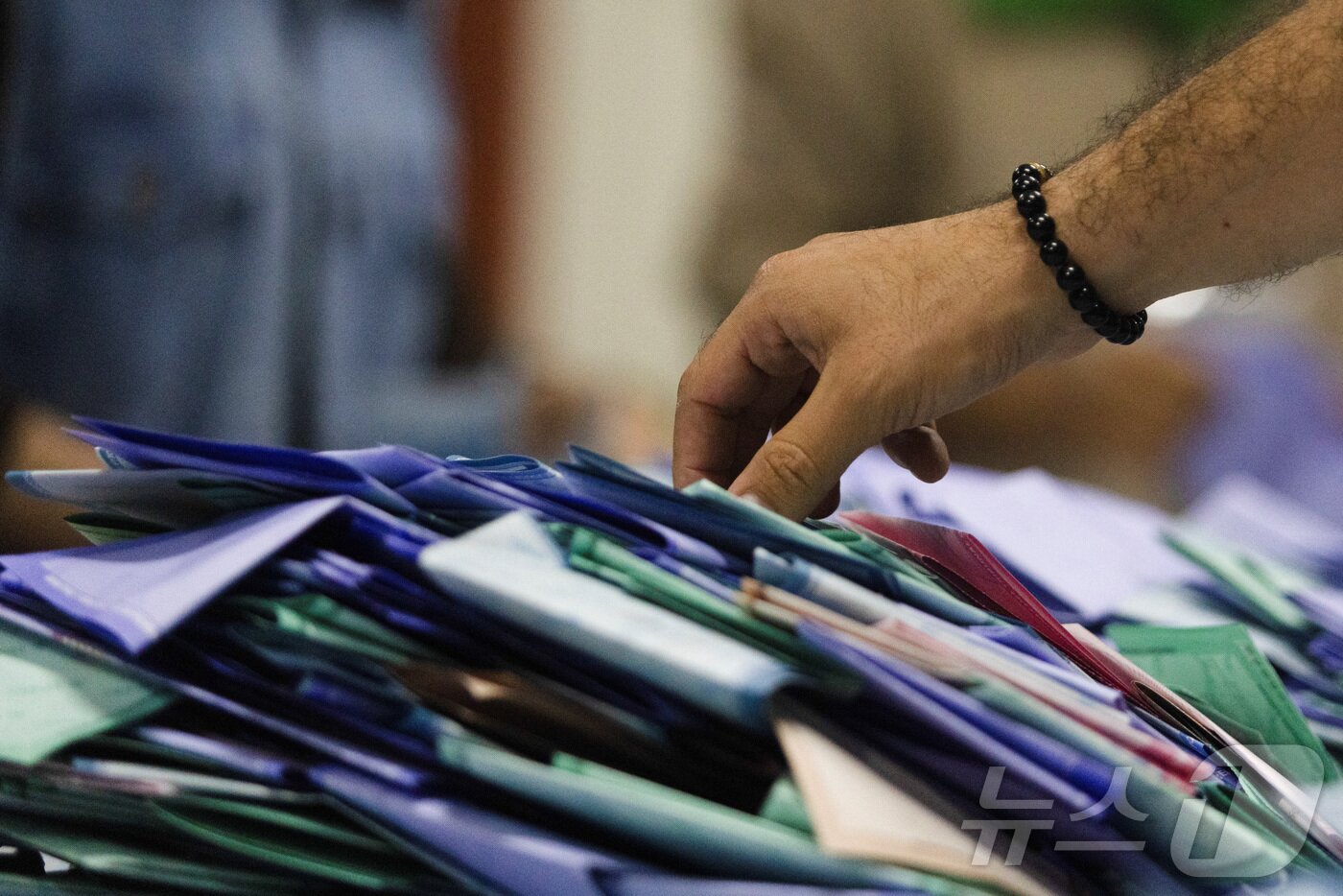 본문 이미지 - 1일(현지시간) 멕시코시티에서 선거 관리원이 판사 선출 투표를 분리하고 있다. ⓒ 로이터=뉴스1