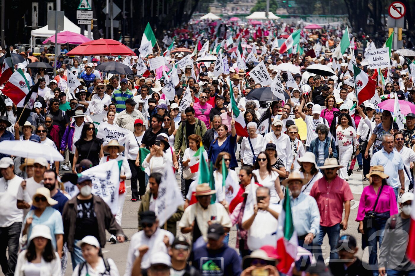 본문 이미지 - 1일(현지시간) 멕시코시티 레포르마 거리에서 시민들이 판사 선거 반대 시위를 하고 있다.ⓒ 로이터=뉴스1