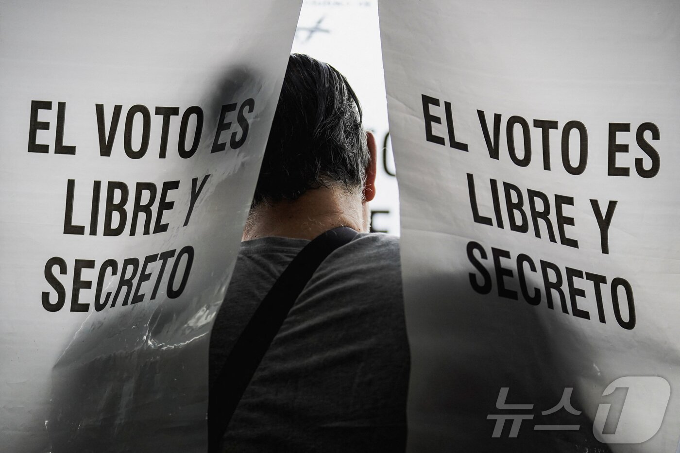 본문 이미지 - 1일(현지시간) 멕시코시티 한 투표소에서 유권자들이 판사 선출을 위한 투표를 하고 있다.  ⓒ 로이터=뉴스1