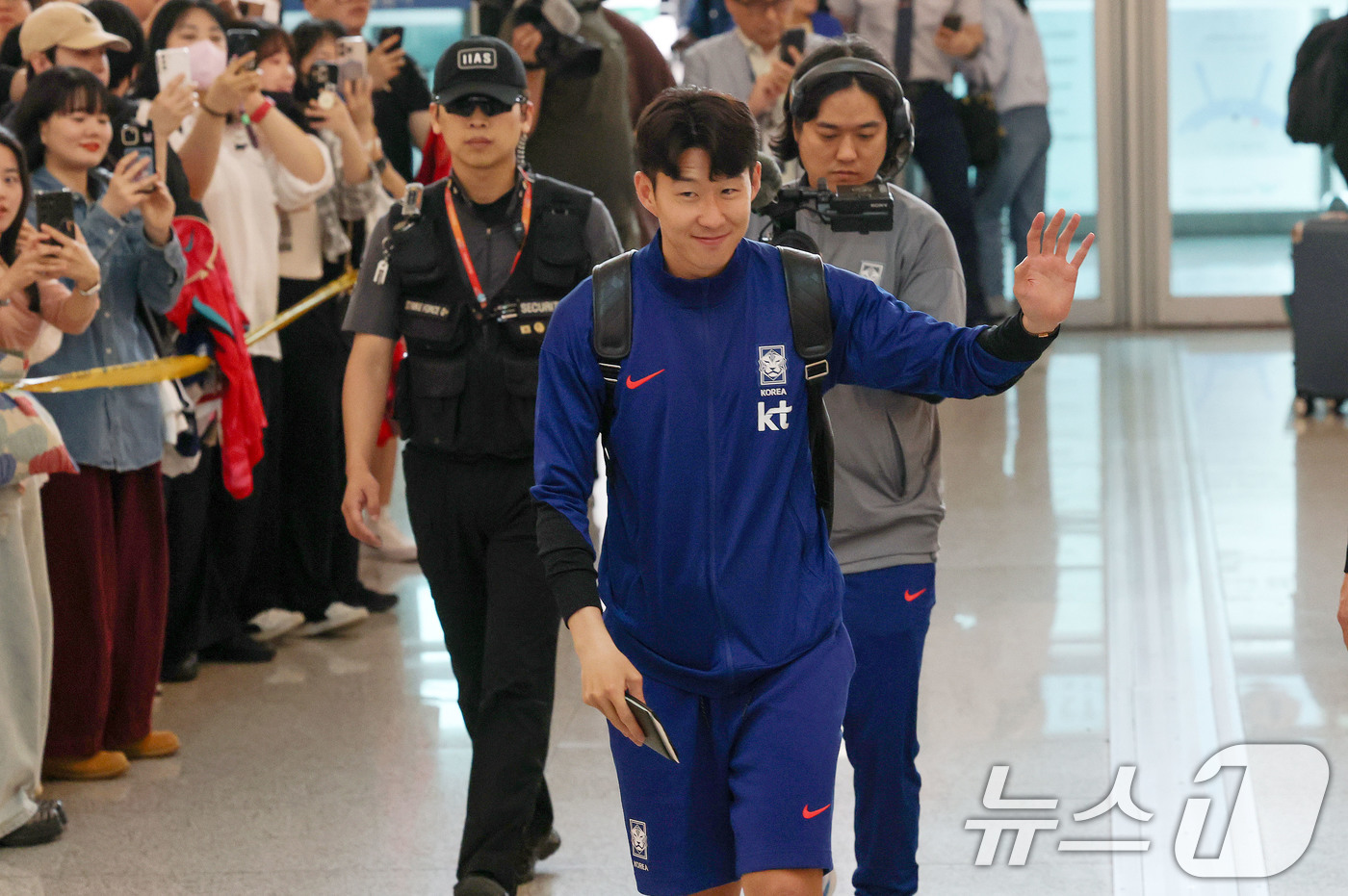 (인천공항=뉴스1) 박세연 기자 = 축구 국가대표팀 주장 손흥민 선수가 2일 이라크전 원정경기를 하기 위해 인천국제공항을 통해 출국하고 있다.대한민국 축구대표팀은 6일 오전 3시1 …