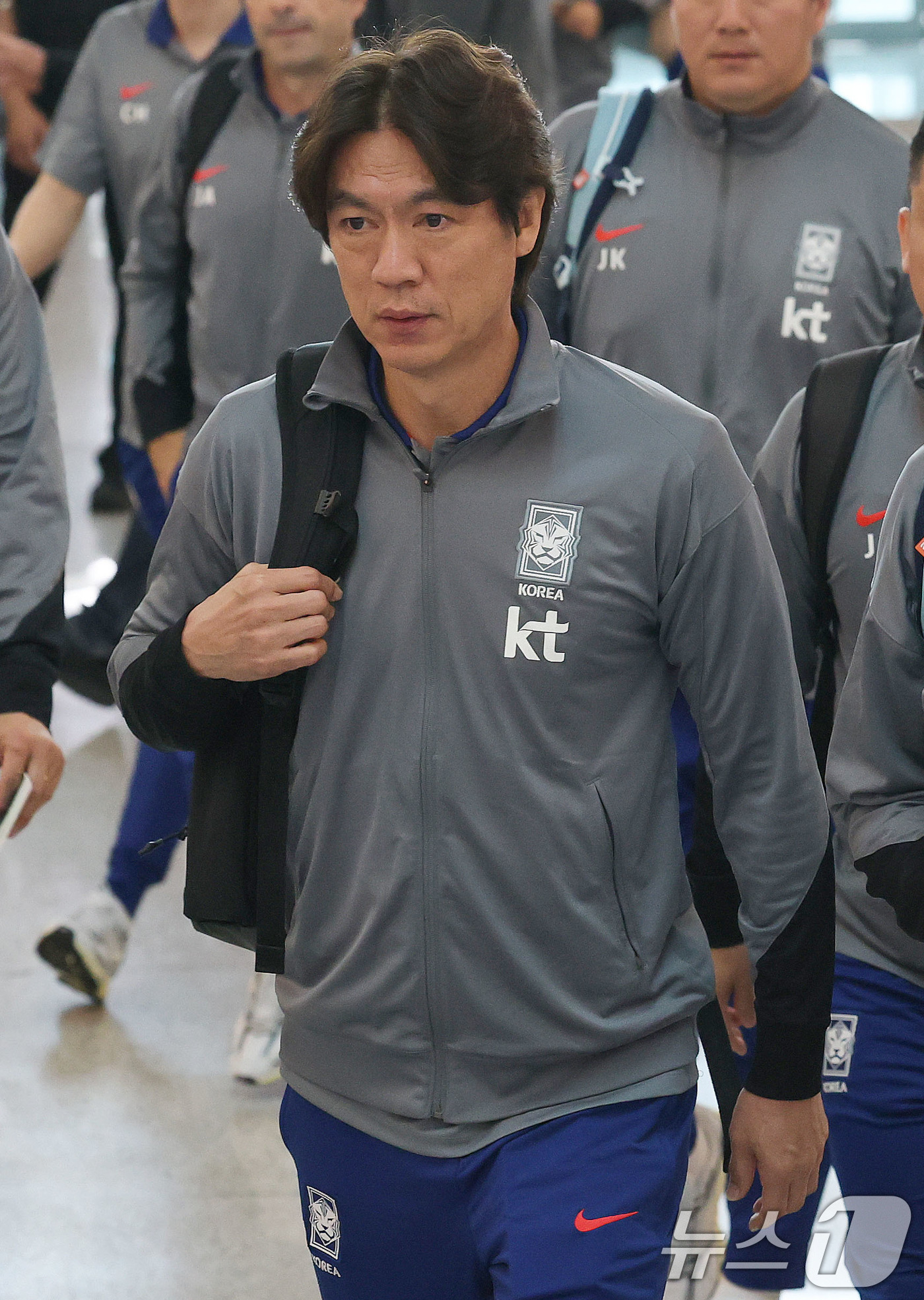 (인천공항=뉴스1) 박세연 기자 = 축구 국가대표팀 홍명보 감독이 2일 이라크전 원정경기를 하기 위해 인천국제공항을 통해 출국하고 있다.대한민국 축구대표팀은 6일 오전 3시15분( …