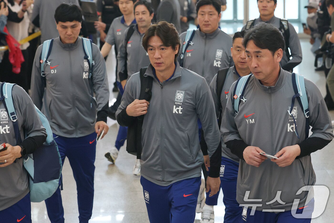 본문 이미지 - 축구 국가대표팀 홍명보 감독이 2일 이라크전 원정경기를 하기 위해 인천국제공항을 통해 출국하고 있다. 대한민국 축구대표팀은 6일 오전 3시15분&#40;한국시간&#41; 이라크와 2026 국제축구연맹&#40;FIFA&#41; 북중미 월드컵 아시아 3차 예선 B조 경기를 치른다. 2025.6.2/뉴스1 ⓒ News1 박세연 기자