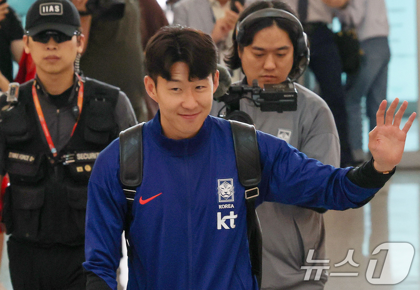 (인천공항=뉴스1) 박세연 기자 = 축구 국가대표팀 주장 손흥민 선수가 2일 이라크전 원정경기를 하기 위해 인천국제공항을 통해 출국하고 있다.대한민국 축구대표팀은 6일 오전 3시1 …