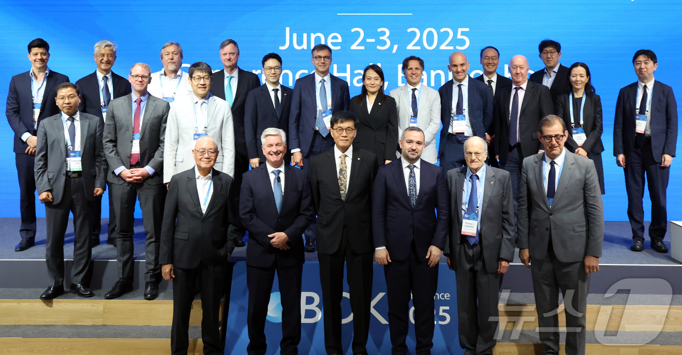 (서울=뉴스1) 김명섭 기자 = 이챵용 한국은행 총재와 크리스토퍼 월러 미국 연방준비제도 이사 등이 2일 오전 서울 중구 한국은행 신축별관 컨퍼런스홀에서 열린 'BOK 국제컨퍼런스 …