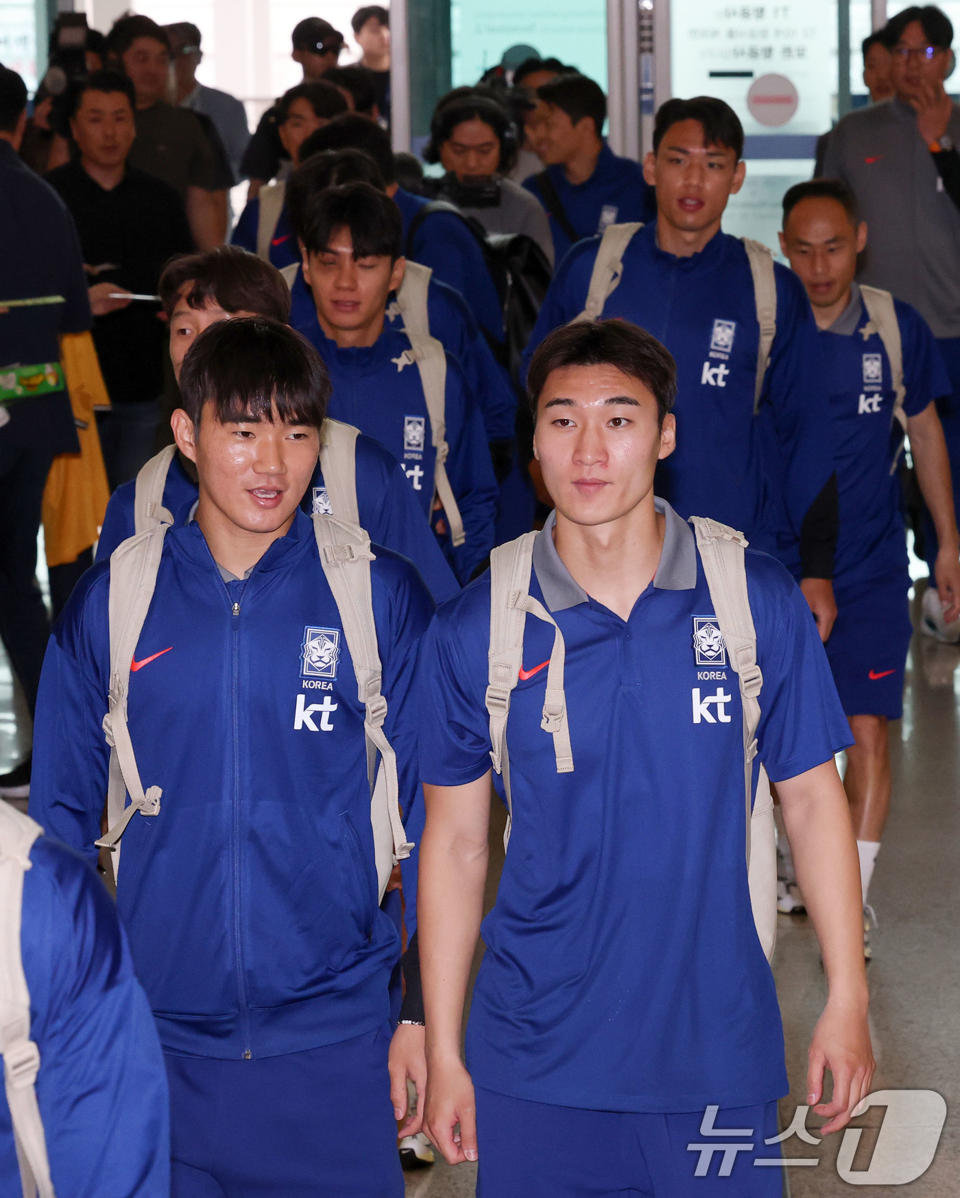 (인천공항=뉴스1) 박세연 기자 = 축구 국가대표팀 선수들이 2일 이라크전 원정경기를 하기 위해 인천국제공항을 통해 출국하고 있다.대한민국 축구대표팀은 6일 오전 3시15분(한국시 …
