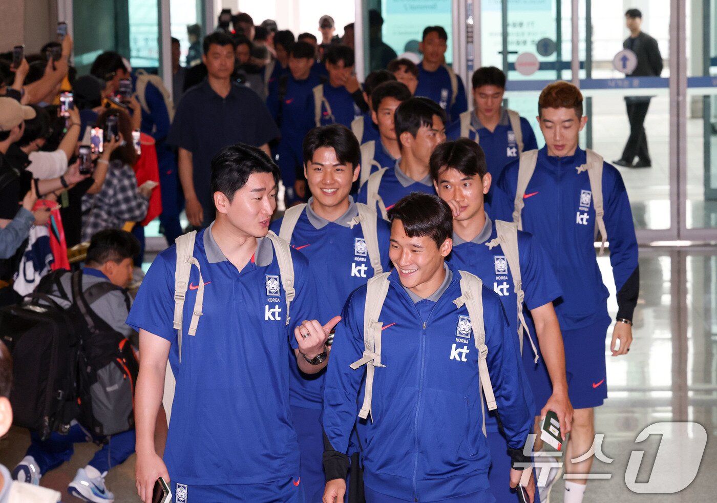 본문 이미지 - 축구 국가대표팀 선수들이 2일 이라크전 원정경기를 하기 위해 인천국제공항을 통해 출국하고 있다. 대한민국 축구대표팀은 6일 오전 3시15분&#40;한국시간&#41; 이라크와 2026 국제축구연맹&#40;FIFA&#41; 북중미 월드컵 아시아 3차 예선 B조 경기를 치른다. 2025.6.2/뉴스1 ⓒ News1 박세연 기자