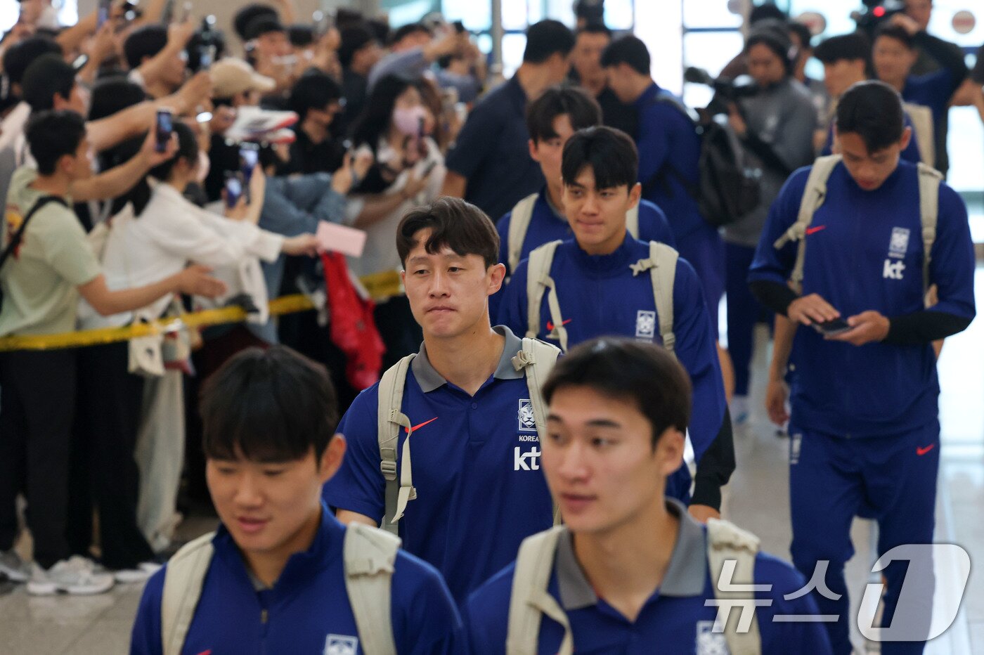 본문 이미지 - 이재성을 비롯한 축구 국가대표팀 선수들이 2일 이라크전 원정경기를 하기 위해 인천국제공항을 통해 출국하고 있다. 대한민국 축구대표팀은 6일 오전 3시15분&#40;한국시간&#41; 이라크와 2026 국제축구연맹&#40;FIFA&#41; 북중미 월드컵 아시아 3차 예선 B조 경기를 치른다. 2025.6.2/뉴스1 ⓒ News1 박세연 기자